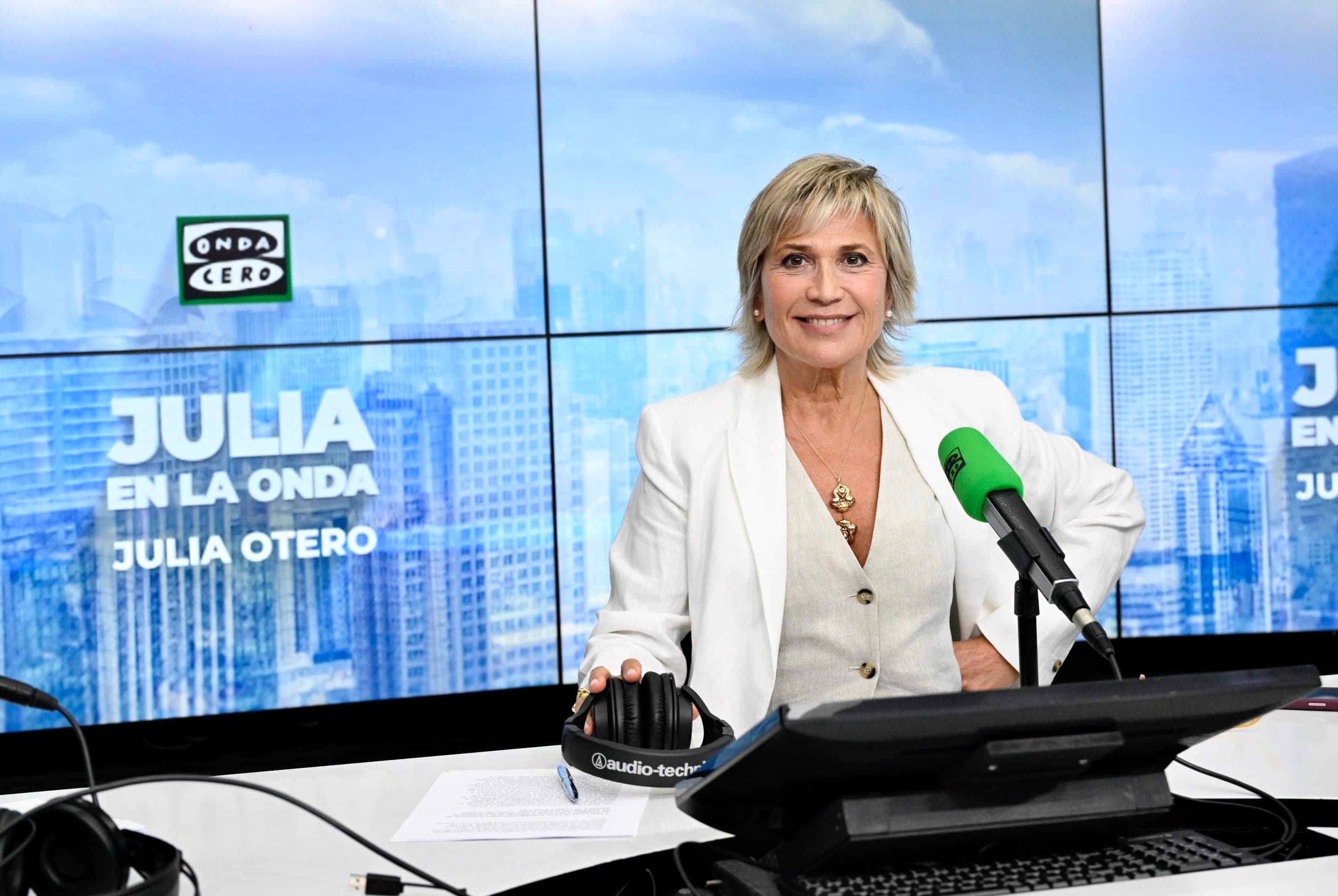 Julia en la onda podcast cover art