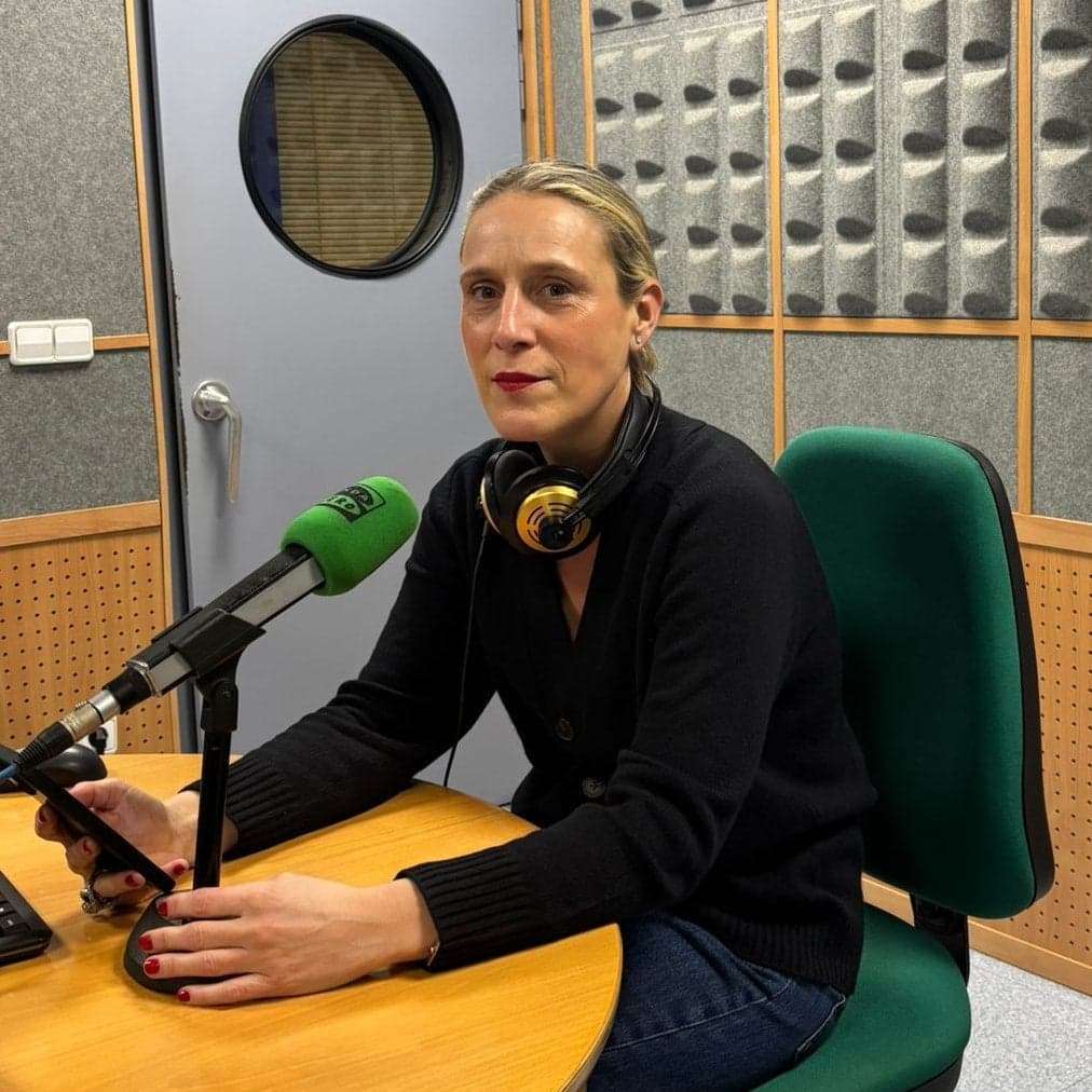 Julia en la onda podcast cover art