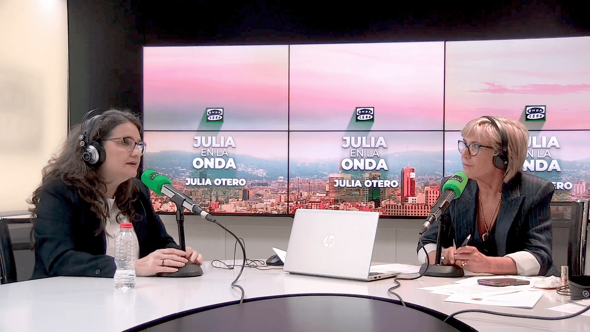 Julia en la onda podcast cover art