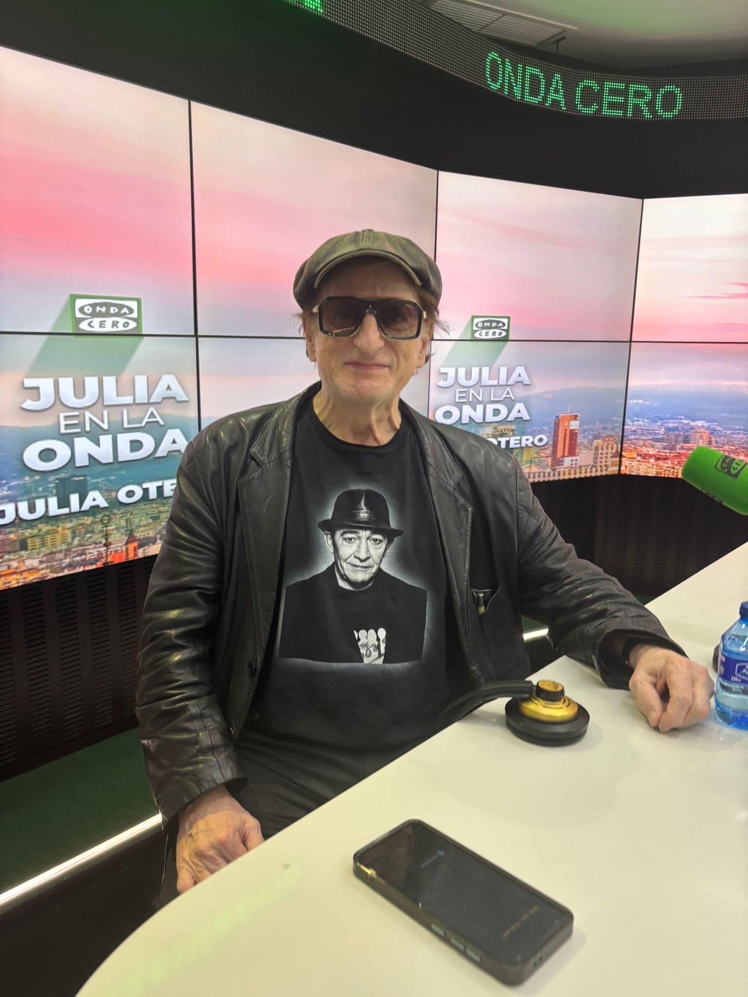 Julia en la onda podcast cover art