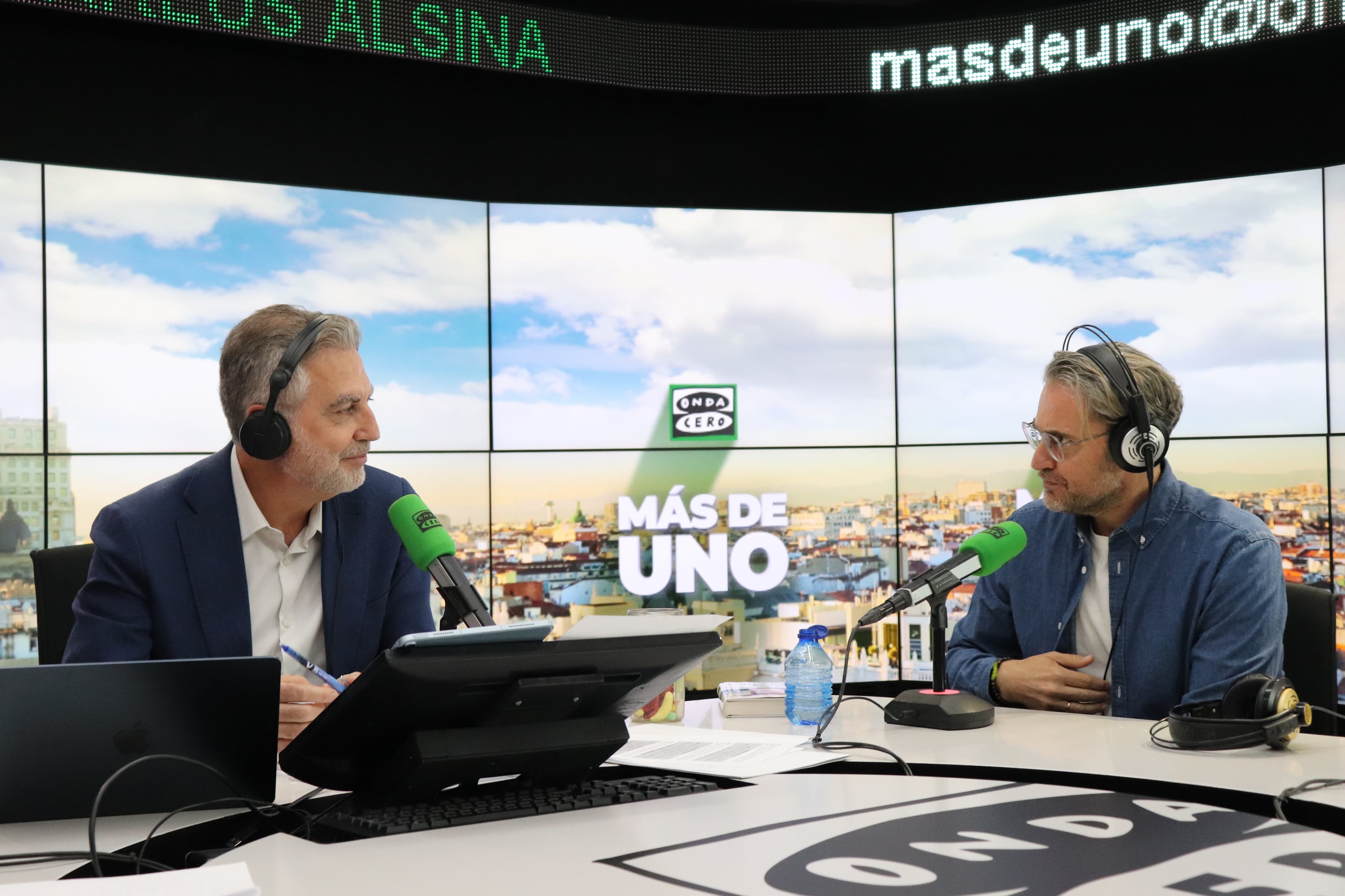 Más de uno podcast cover art