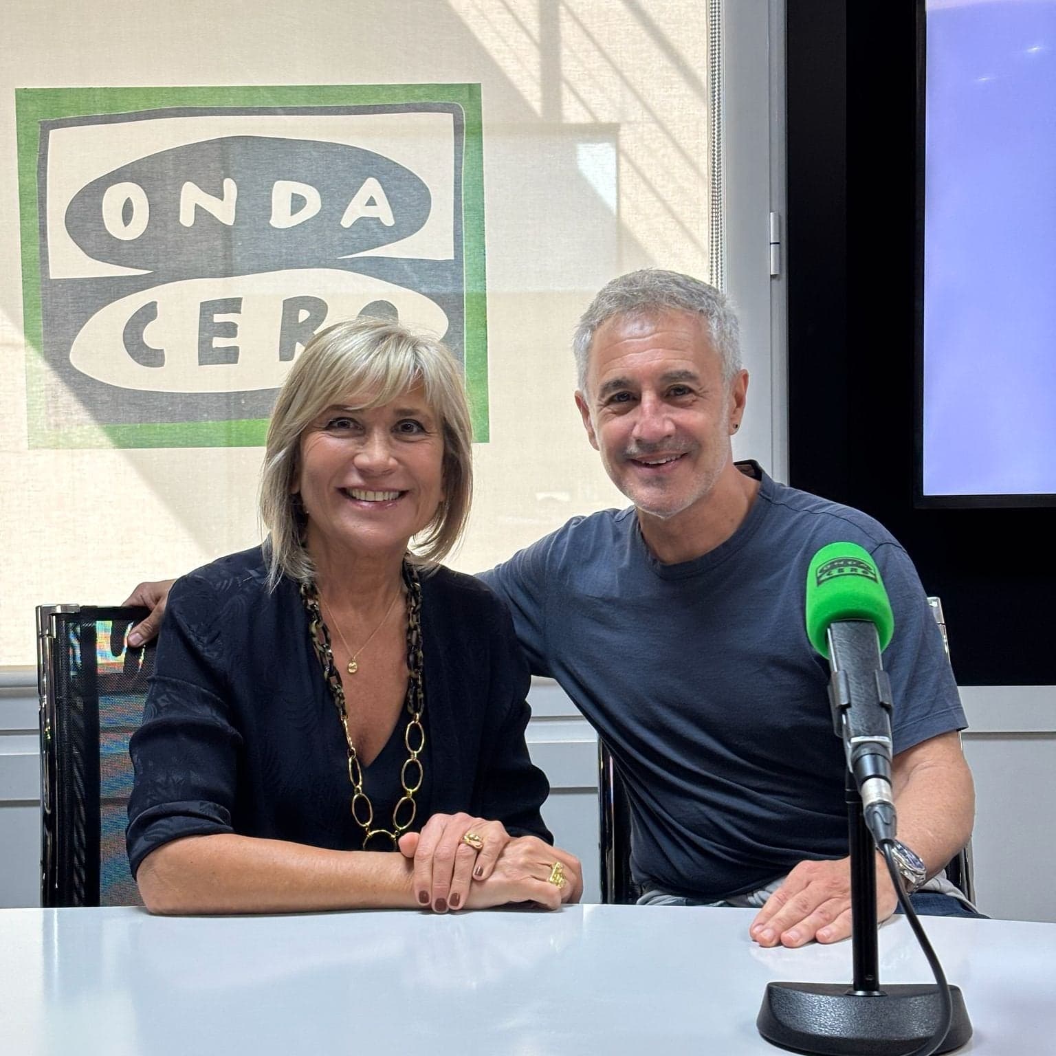 Julia en la onda podcast cover art