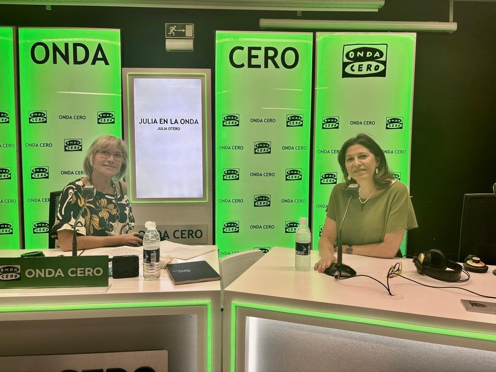 Julia en la onda podcast cover art