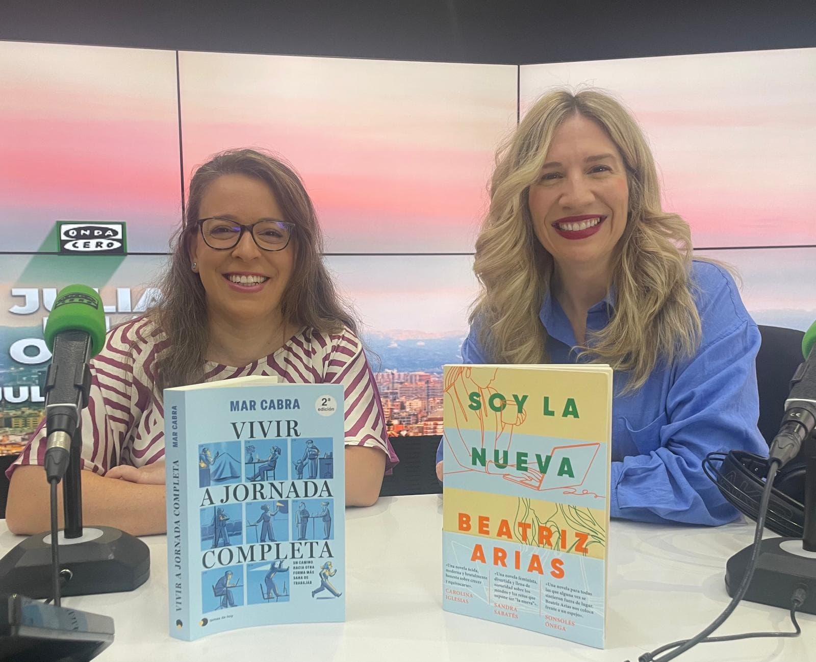 Julia en la onda podcast cover art