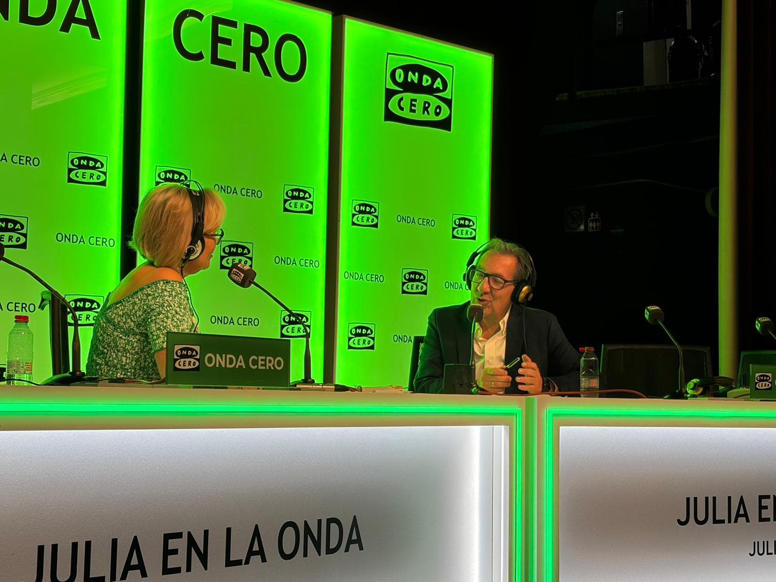 Julia en la onda podcast cover art