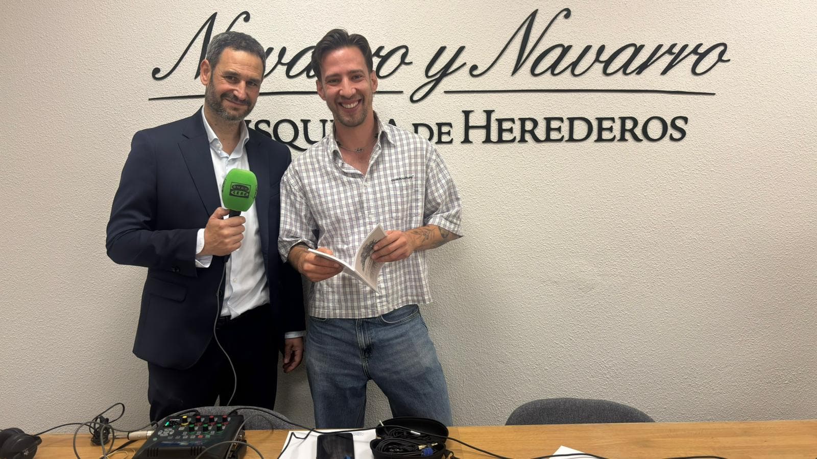 Más de uno podcast cover art