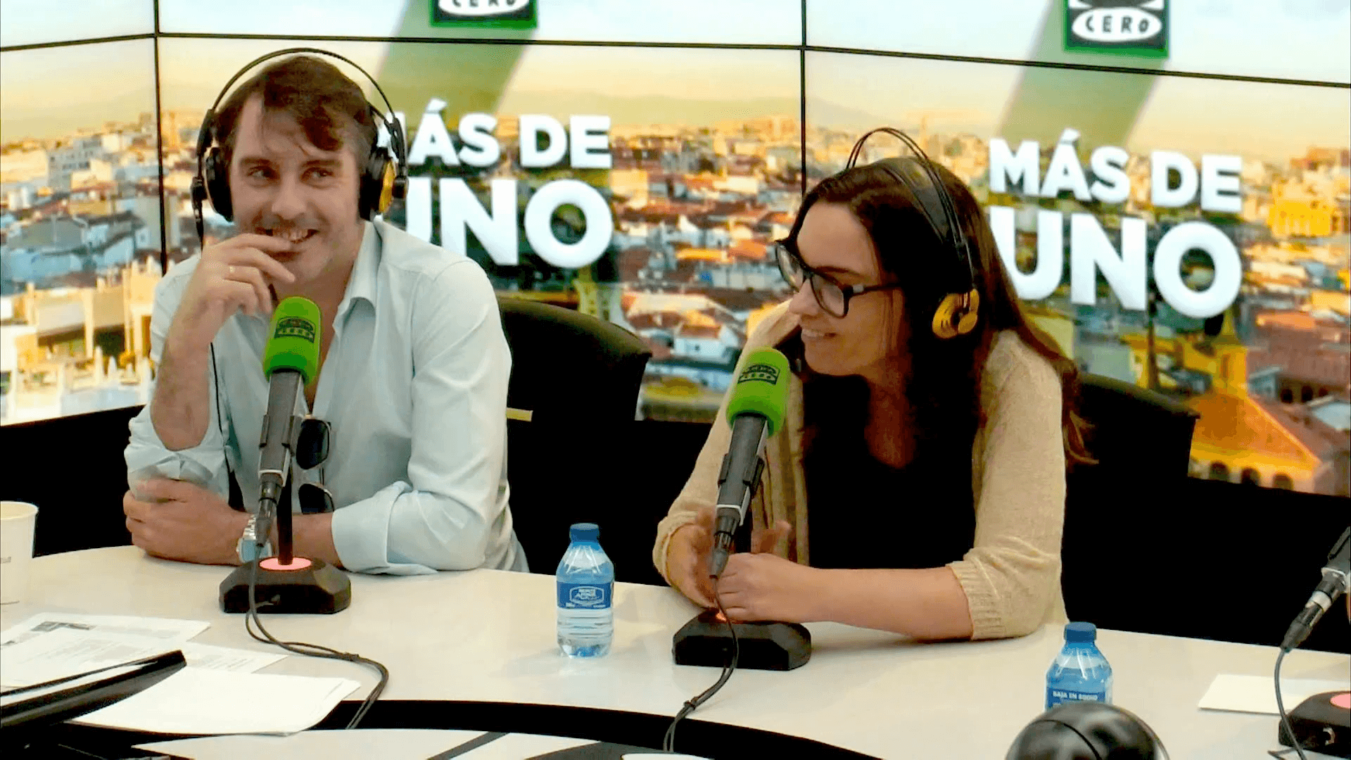Más de uno podcast cover art