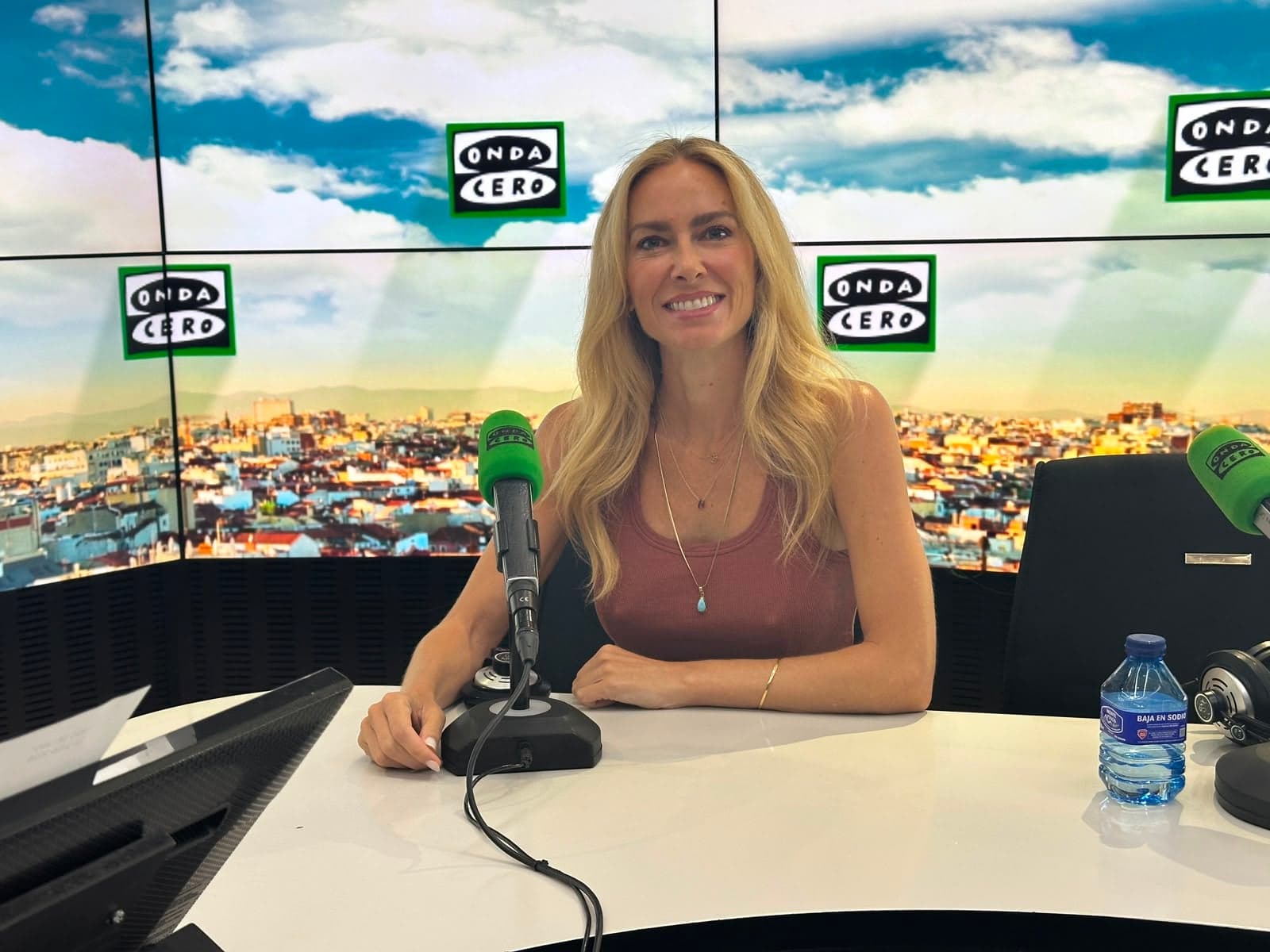 Más de uno podcast cover art