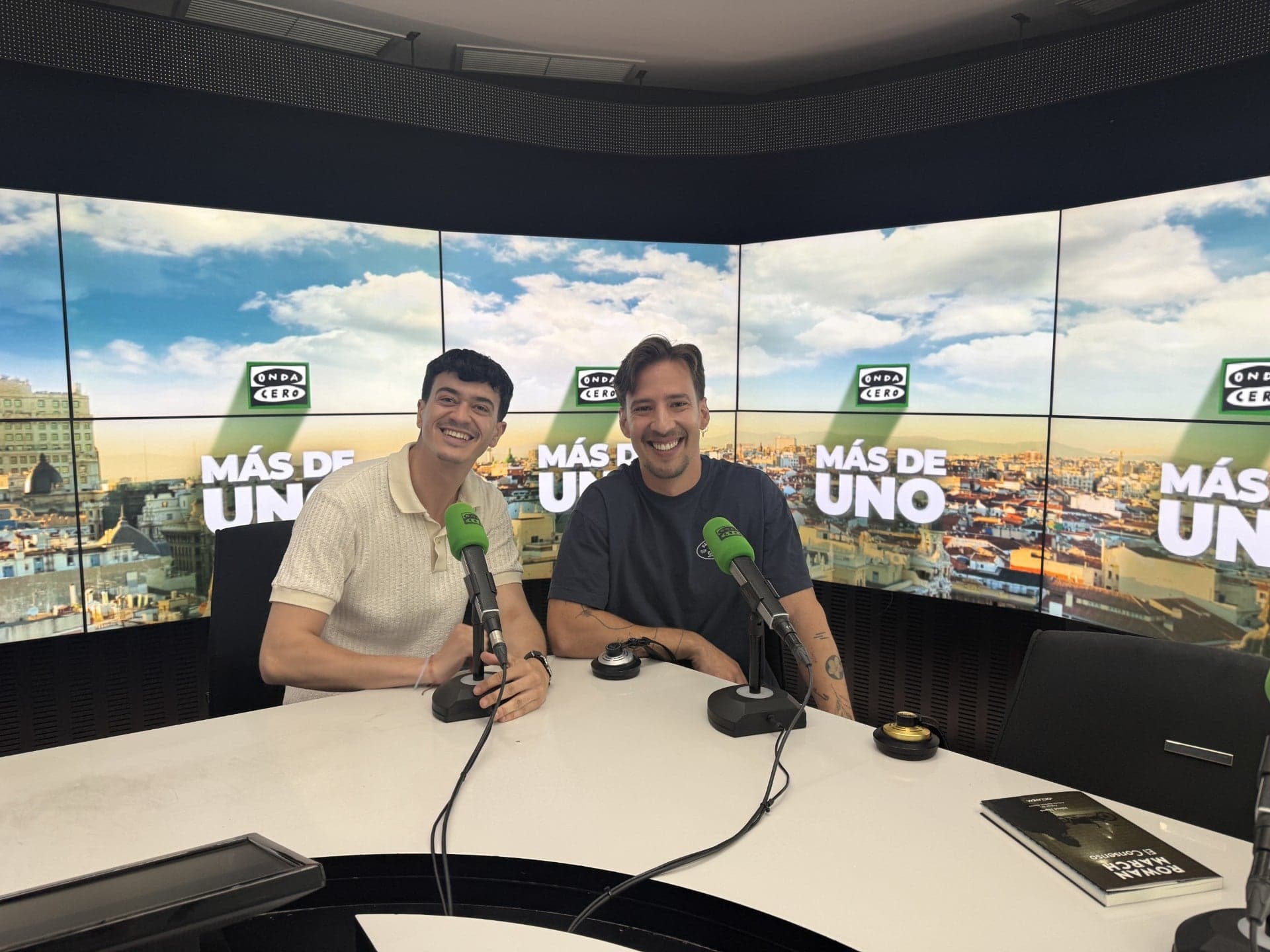 Más de uno podcast cover art