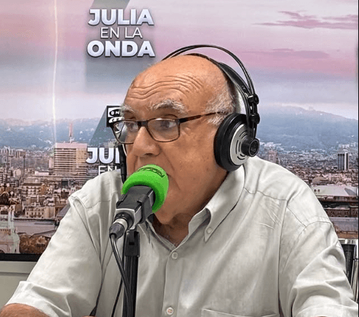 Julia en la onda podcast cover art