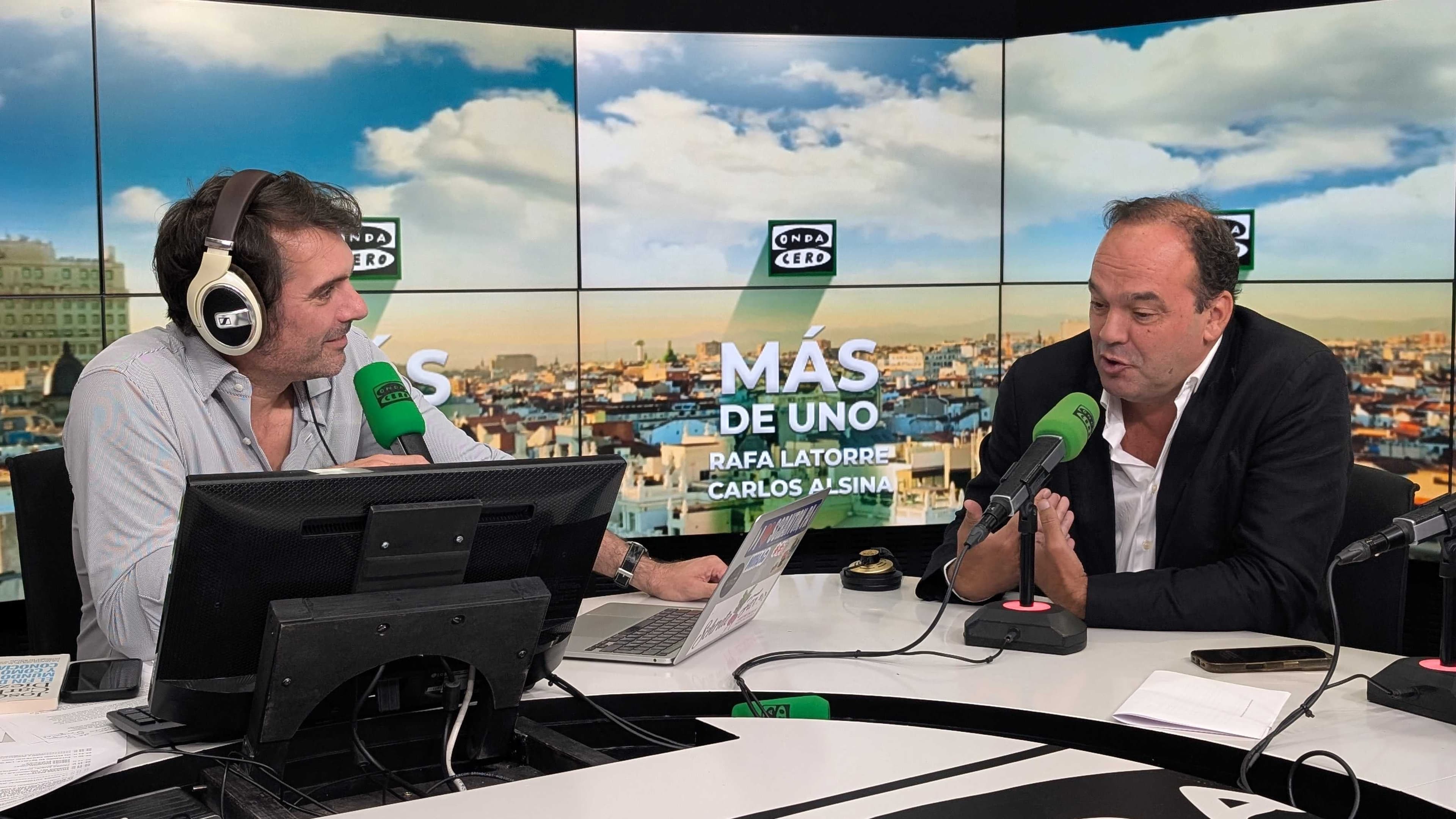 Más de uno podcast cover art