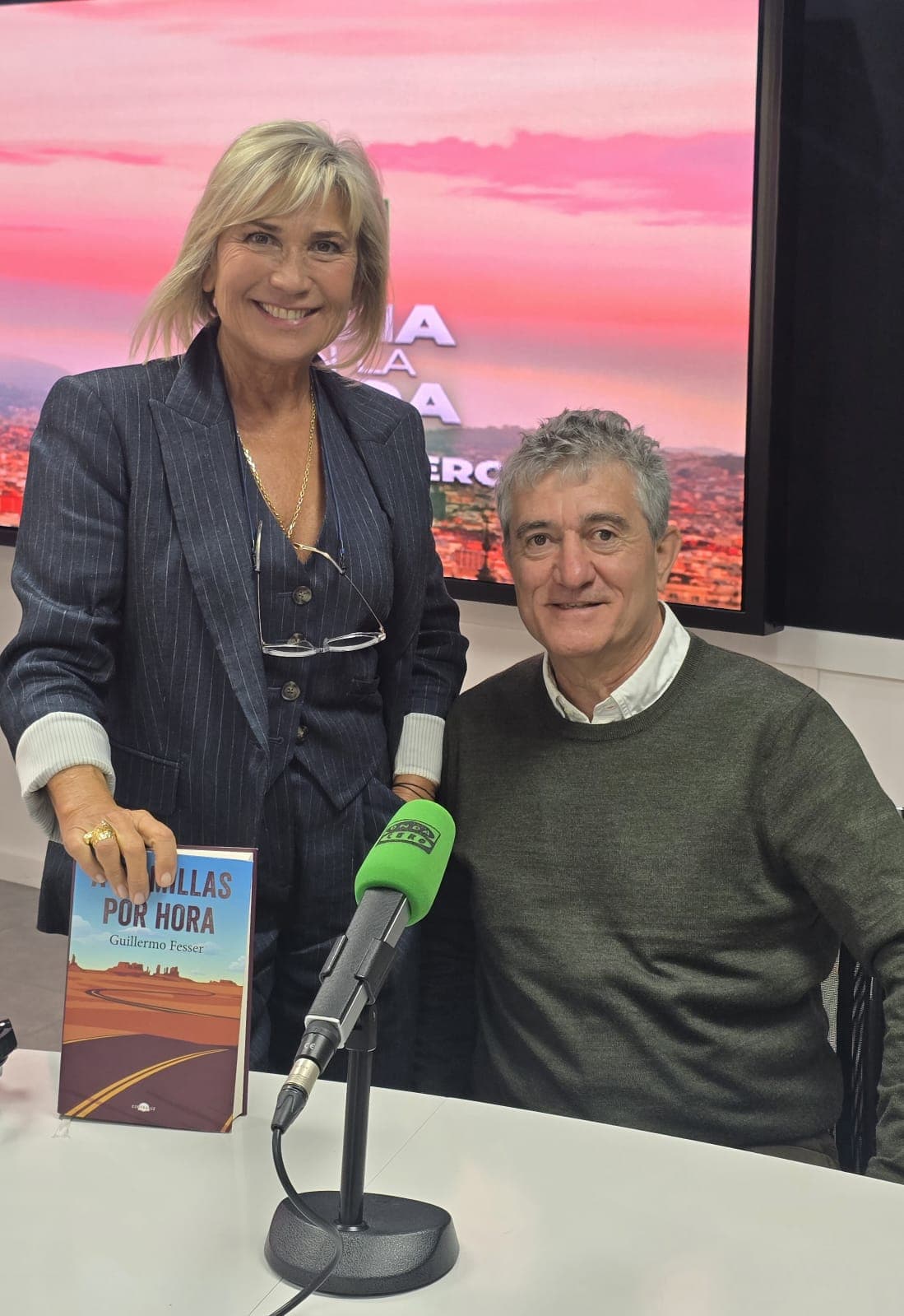Julia en la onda podcast cover art