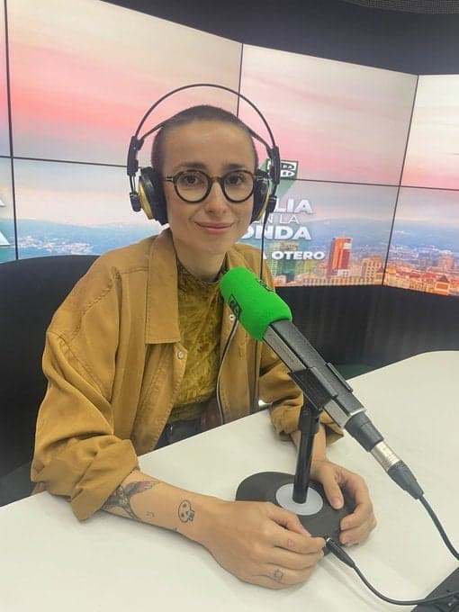 Julia en la onda podcast cover art