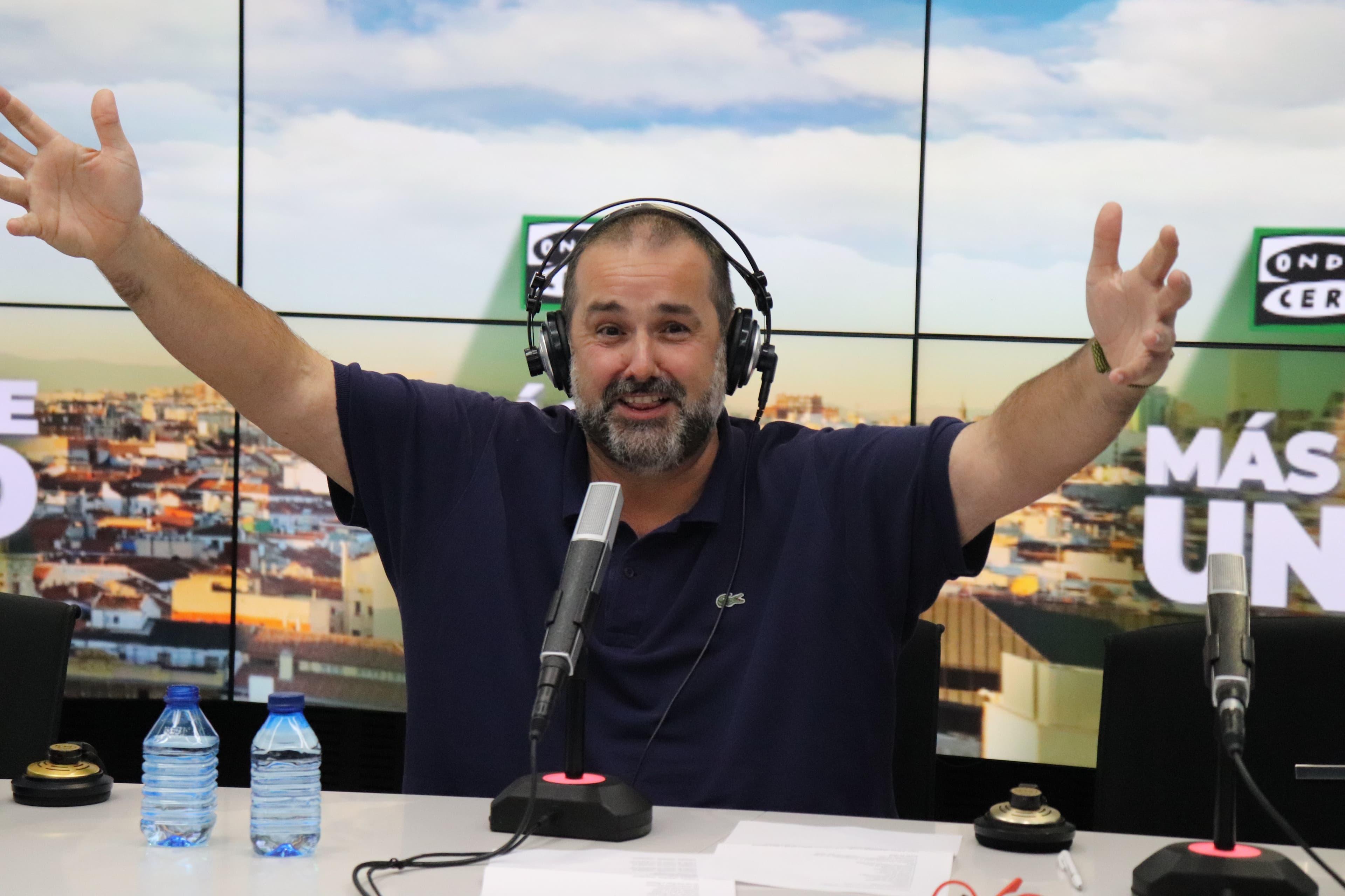 Más de uno podcast cover art