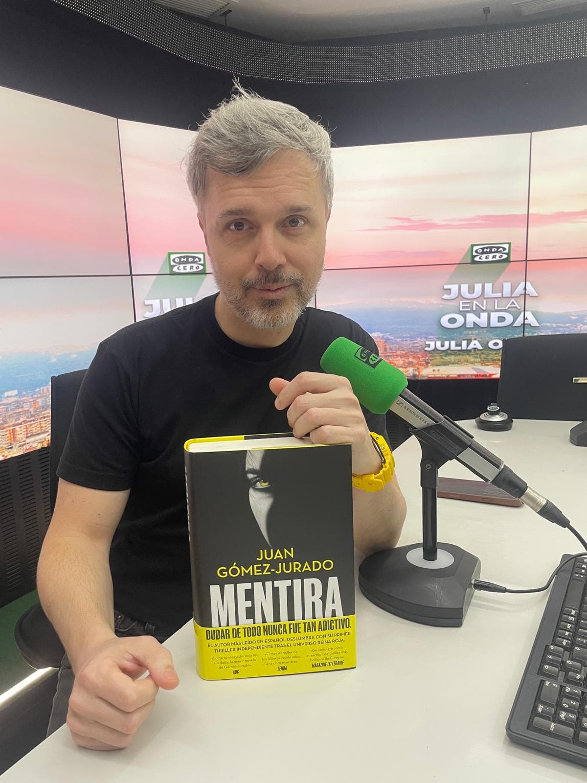 Julia en la onda podcast cover art