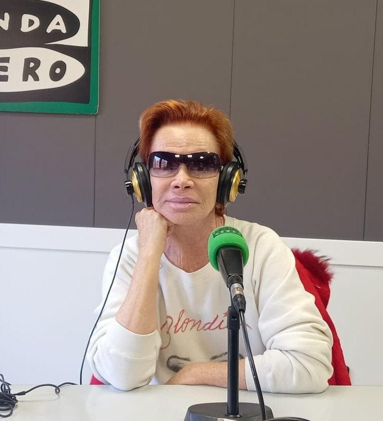 Julia en la onda podcast cover art