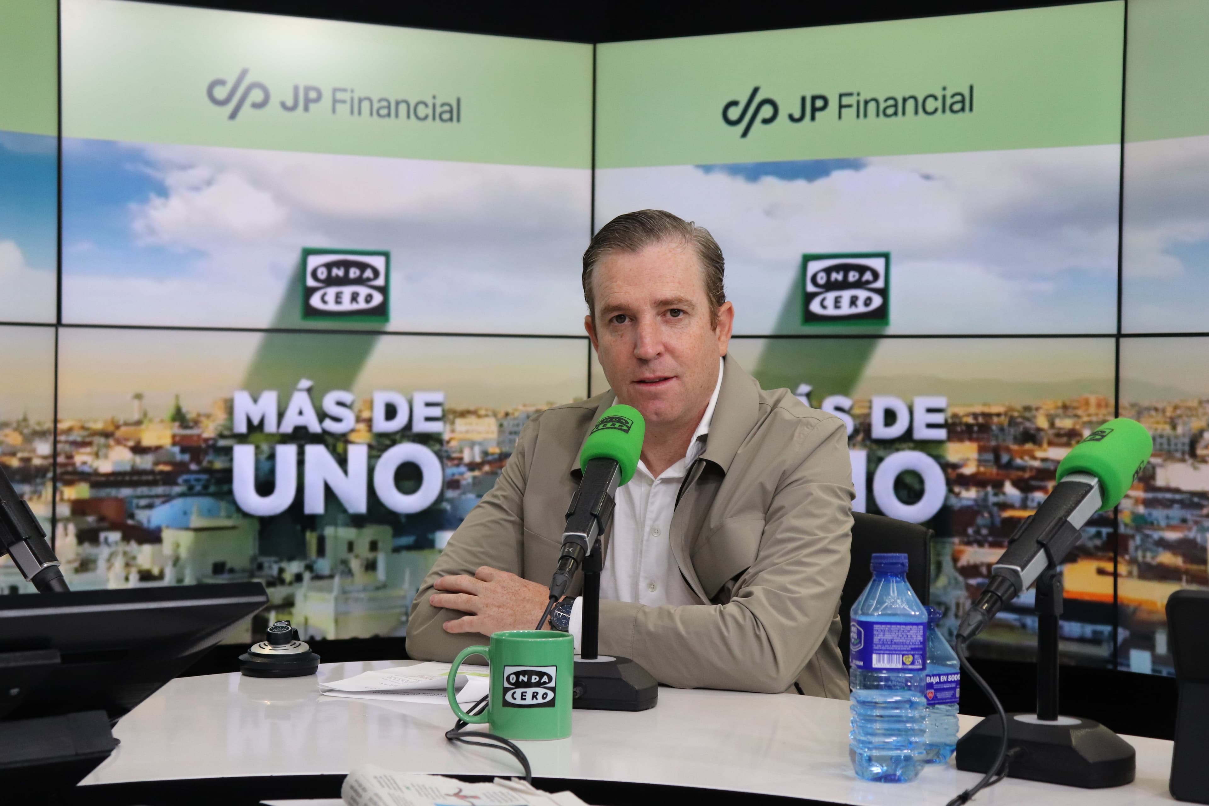 Más de uno podcast cover art