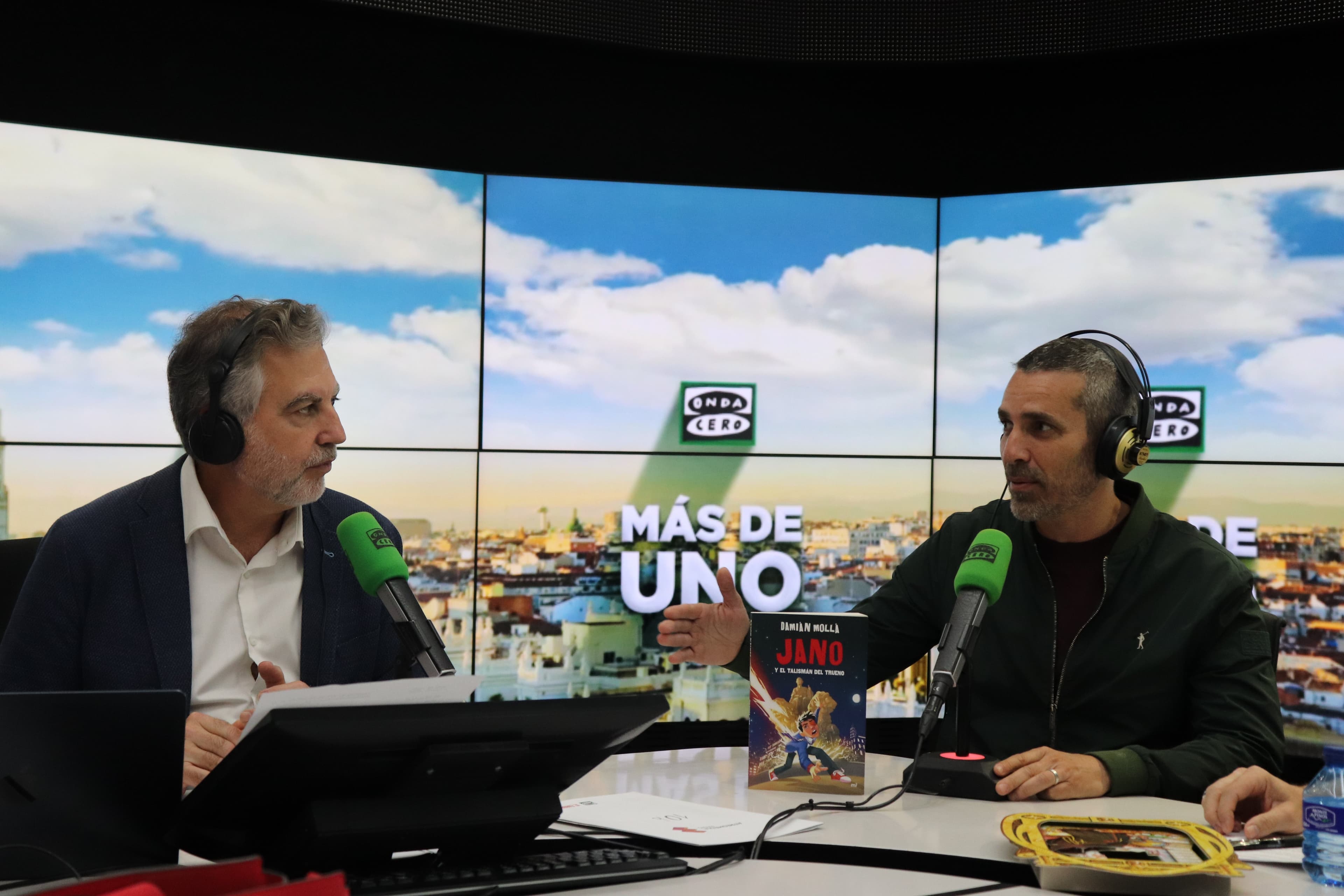 Más de uno podcast cover art