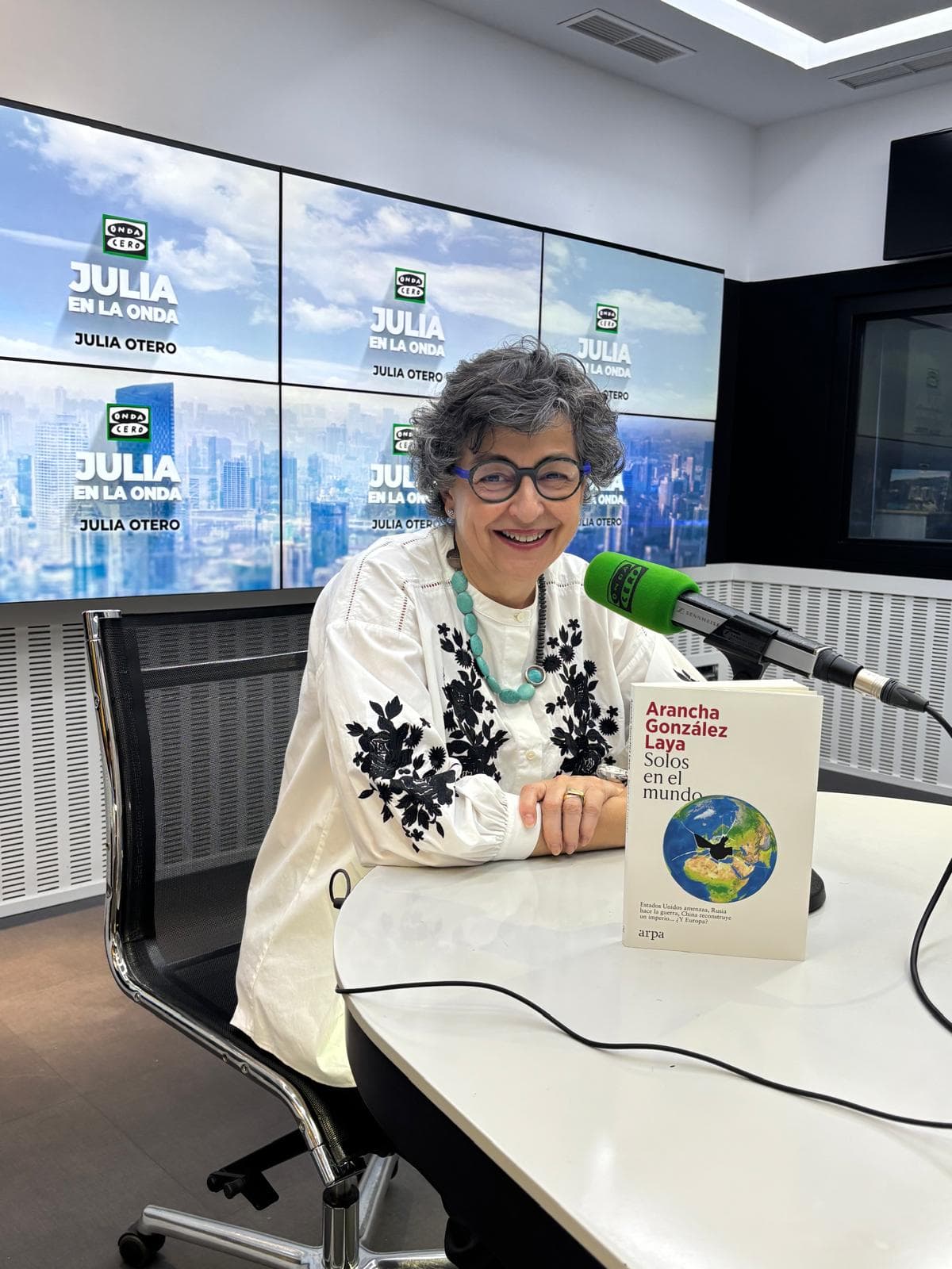 Julia en la onda podcast cover art