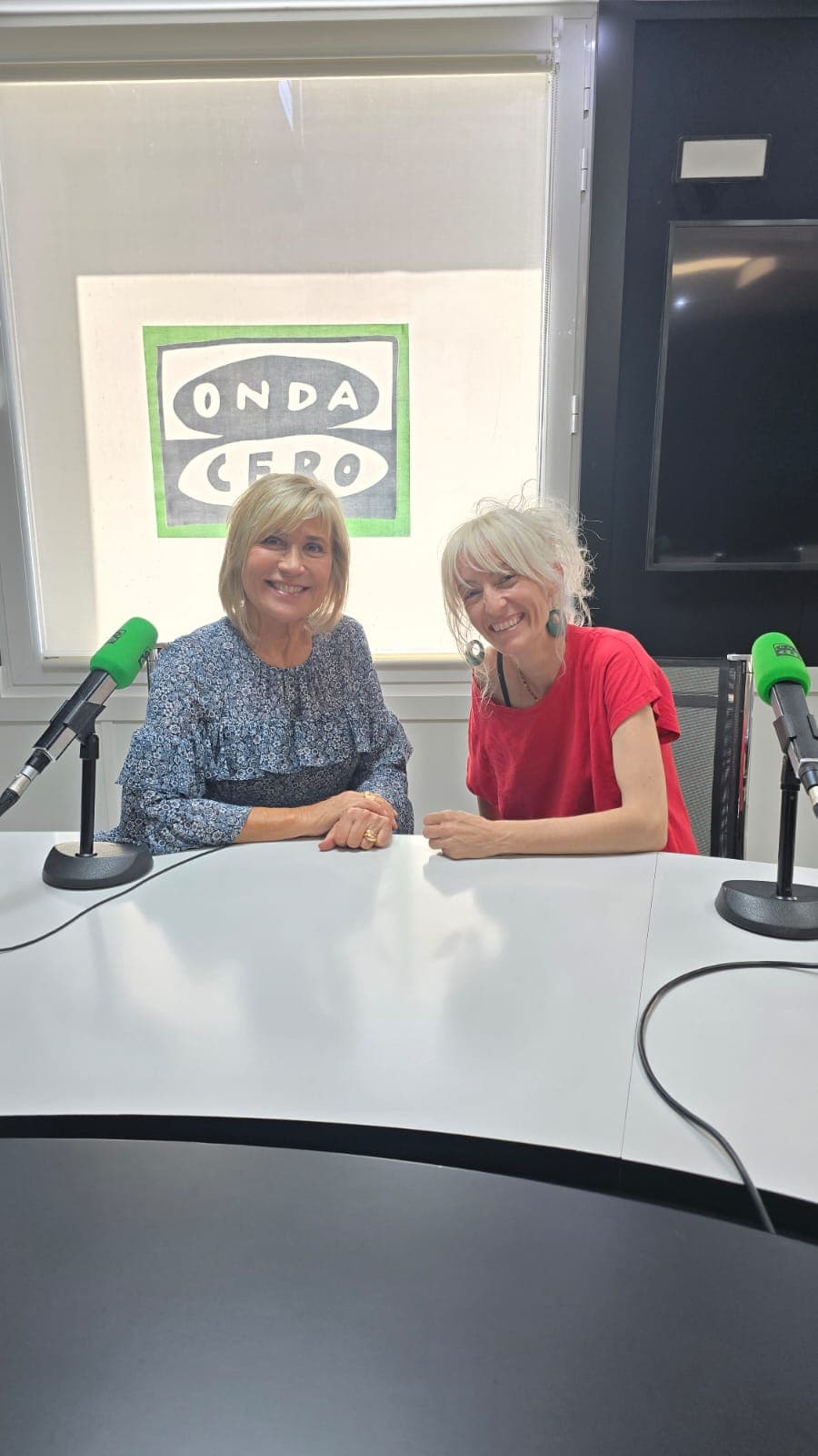 Julia en la onda podcast cover art