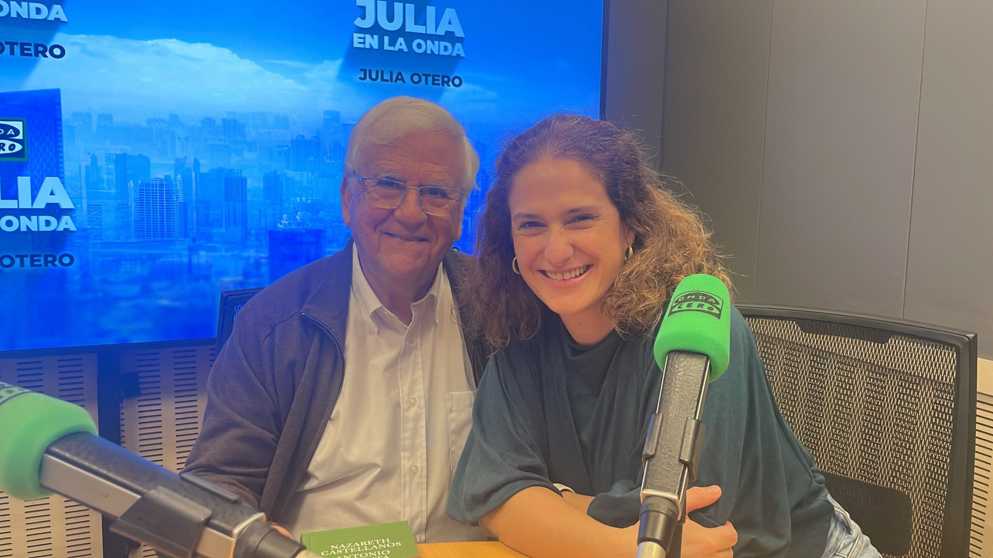 Julia en la onda podcast cover art
